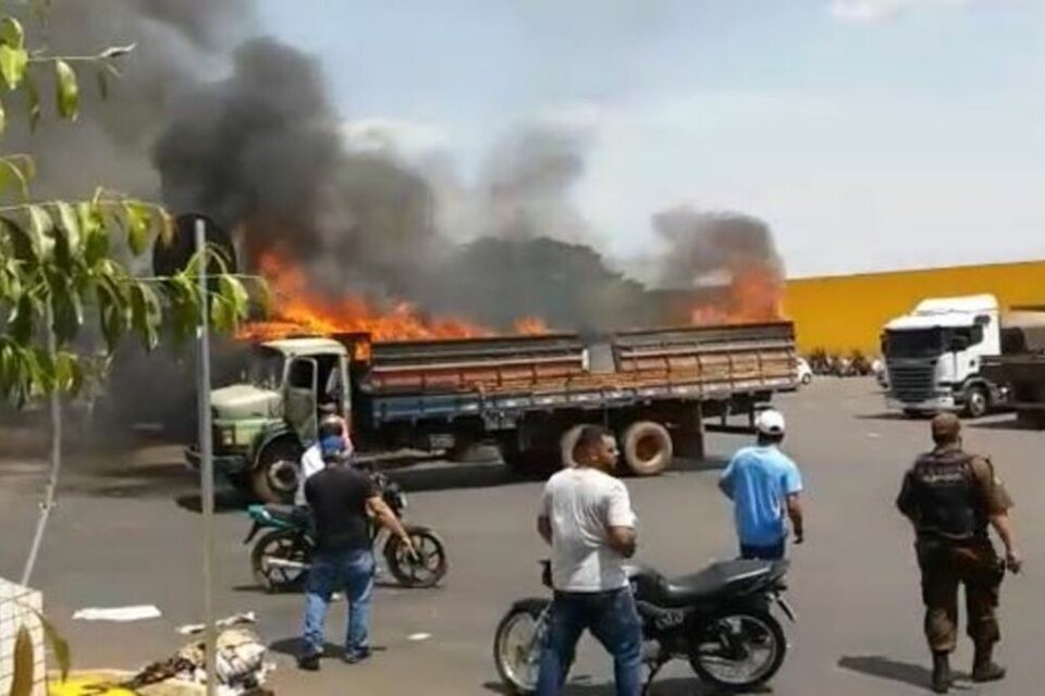 Um caminhão carregado com palha pegou fogo no início da tarde desta segunda-feira (20), no Ceasa, em Goiânia.