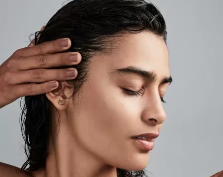 Entenda qual é o efeito 'build up', processo quando o excesso de produtos passa a danificar os cabelos das mulheres.