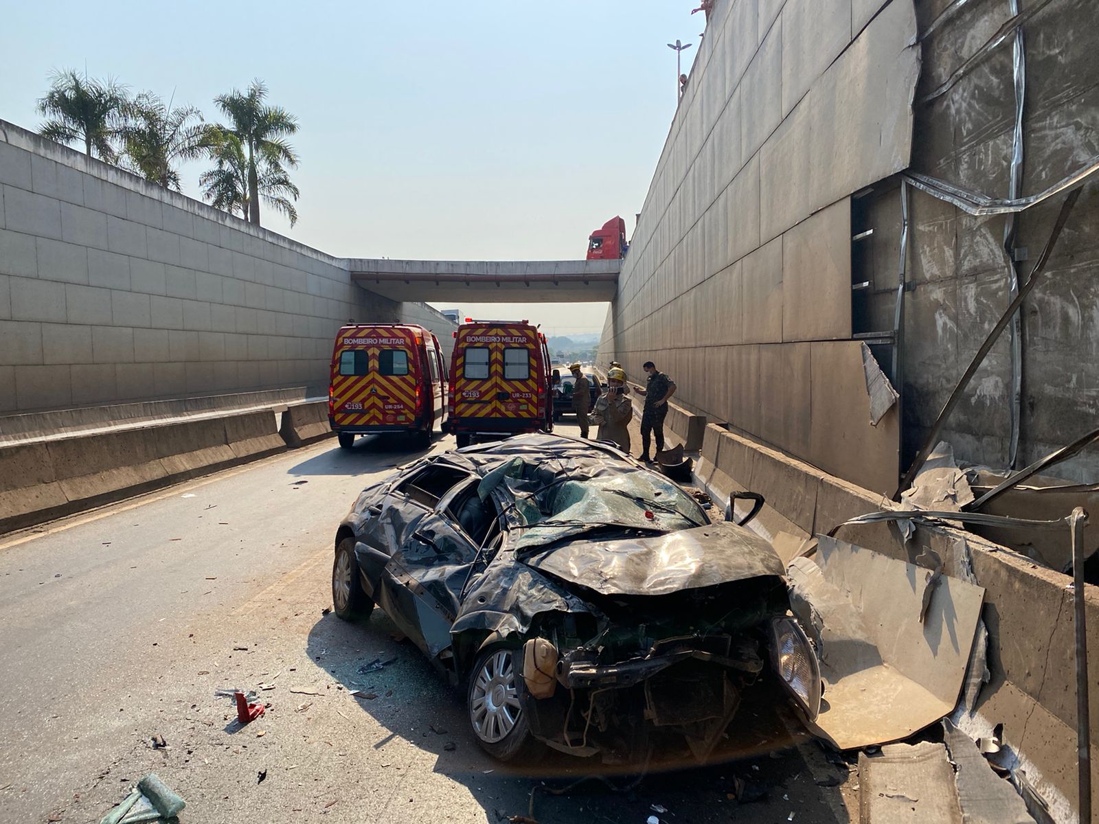 Equipes do Corpo de Bombeiros socorreram um motorista de um carro que caiu no viaduto da GO-080, no Setor Goiânia 2.