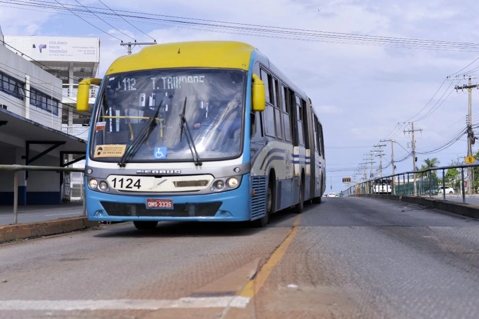 Um motorista de 60 anos do Eixo Anhanguera foi preso na manhã desta quinta-feira (23), suspeito de matar um passageiro com uma facada após uma briga dentro do ônibus do transporte coletivo