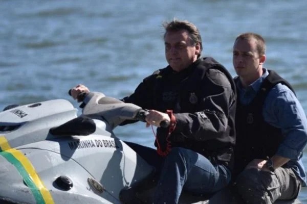 Jair Bolsonaro afirmou que quer reduzir o imposto e facilitar a habilitação para condução de jet skis