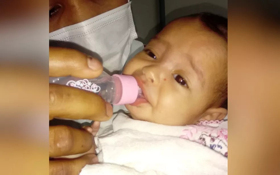 Família pede ajuda para conseguir transferência para bebê de 3 meses que está com Covid-19 em corredor de cais de Goiânia