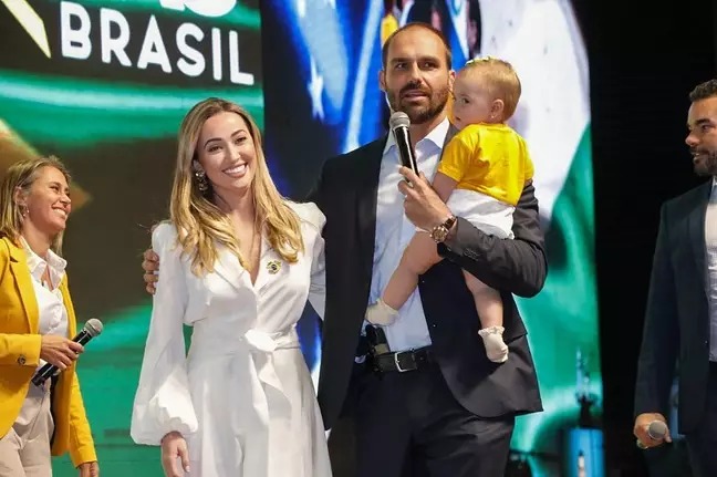 A esposa de Eduardo Bolsonaro, Heloísa Bolsonaro, declarou que ela e sua filha, Geórgia, estão com covid-19.