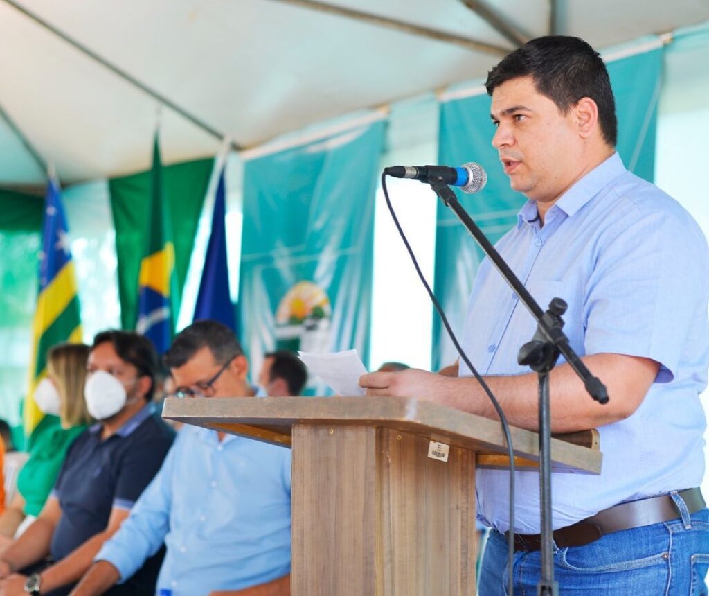 O vereador Robson Henrique segue em busca do melhor para Senador Canedo. Há nove meses, o político já trouxe diversos benefícios