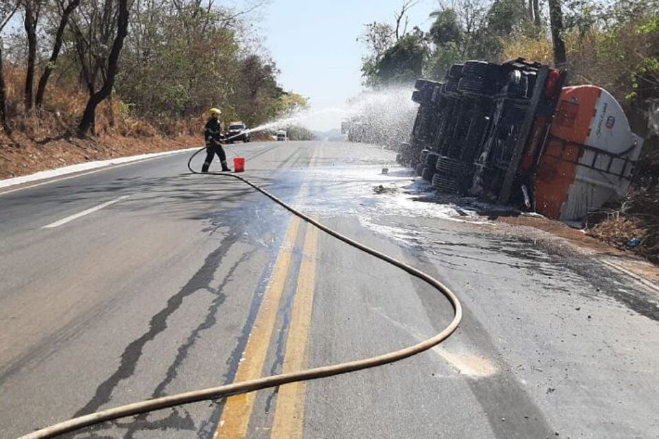 Um caminhão tombou em Uruaçu carregado com álcool etílico no sábado (18). O acidente ocorreu no quilômetro 208 da BR-153.