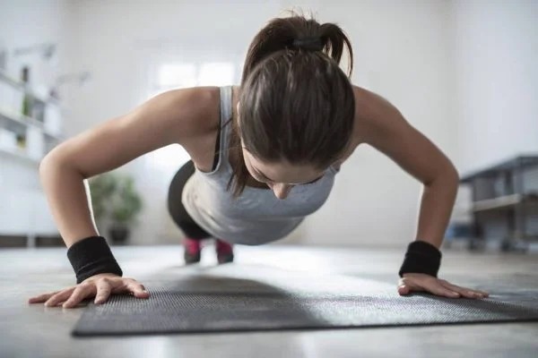 Aprenda um treino de 15 minutos para emagrecer sem forçar o joelho - veja vídeo