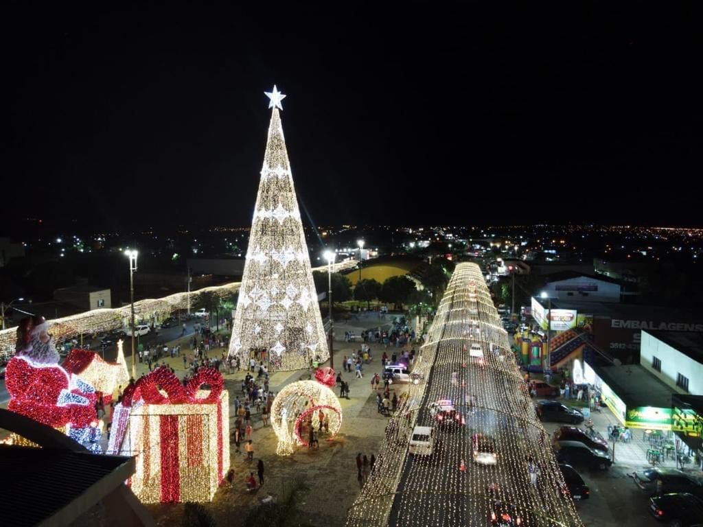 A Prefeitura de Senador Canedo lançou, no domingo (21), a decoração de Natal na cidade, que está muito iluminada, linda e criativa.