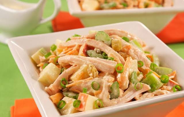 Receita de Salada de frango para almoço rápido e simples