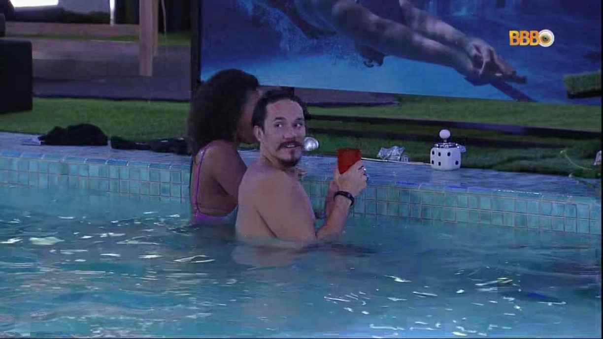 Eliezer começou a cerca Jessilane na piscina e produção precisou intervir - FOTO: Reprodução/TV Globo