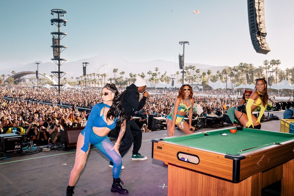 Anitta chega de moto em palco com cenário de favela e canta com Snoop Dogg no Coachella