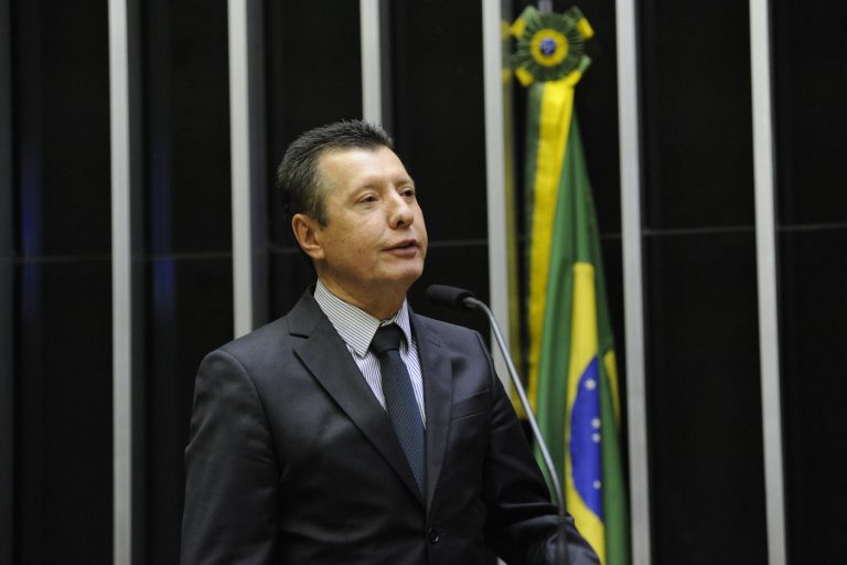 Tramita na Câmara Federal o projeto de lei do deputado José Nelto, que pretende definir o piso da pensão alimentícia em 30% do salário mínimo.