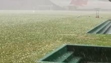 Moradores registram chuva de granizo após frente fria provocar temporal no Rio