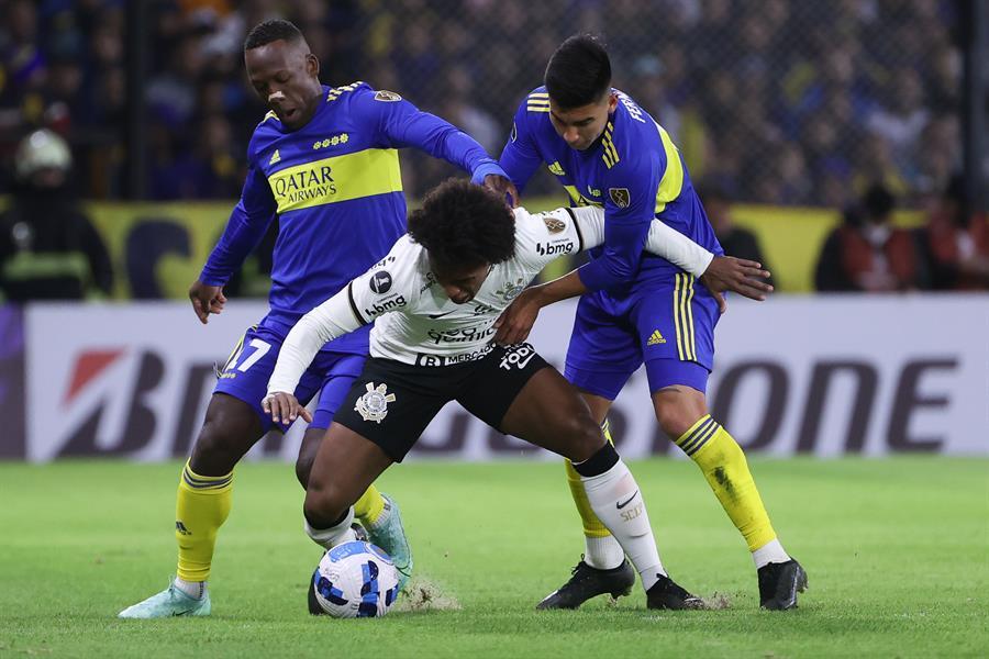 Willian foi anulado. Os jogadores do Boca Juniors perceberam o quanto o Corinthians estava acovardado