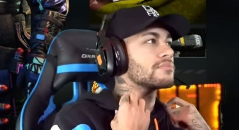 Um grande fã e jogador de CS:GO é uma estrela do futebol: Neymar. O camisa 10 da Seleção Brasileira se dedica bastante ao jogo e tem itens raros, com inventário avaliado em mais de R$ 450 mil.