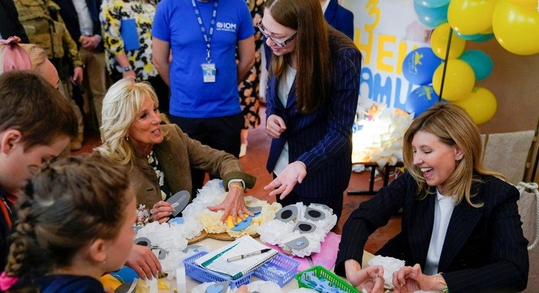 Jill Biden visita escola na Ucrânia ao lado de Olena Zelenska