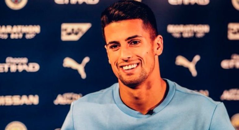 João Cancelo - Preço: 65 milhões de euros ( aproximadamente R$351,4 milhões)