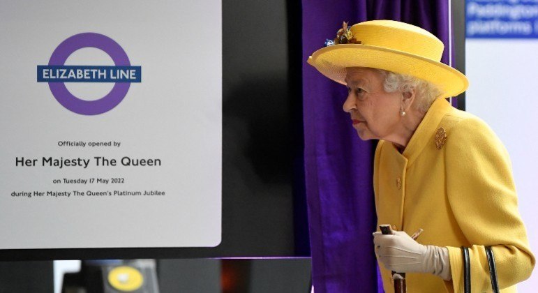 Rainha Elizabeth 2ª faz visita surpresa à estação de trem de Londres que recebeu o seu nome