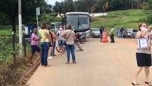 Atingidos por barragem em MG protestam contra a Samarco 