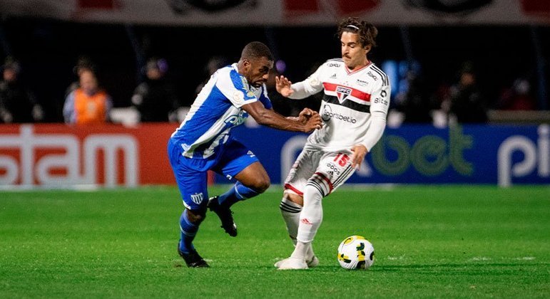 Avaí - Sobe - Muriqui foi o responsável por marcar o gol de empate na Ressacada. Desce - Arthur Chaves cometeu dois pênaltis, um deles convertido pelo Tricolor. Além disso, Copete perdeu gol inacreditável no segundo tempo.