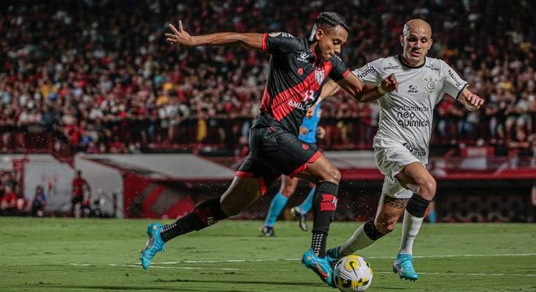 Atlético-GO - Sobe: Impediu que o Corinthians jogasse para frente e com tranquilidade, evitando que o ataque visitante funcionasse. / Desce: Faltou ser mais preciso nas finalizações e conseguir exigir mais de Cássio ao longo dos 90 minutos.