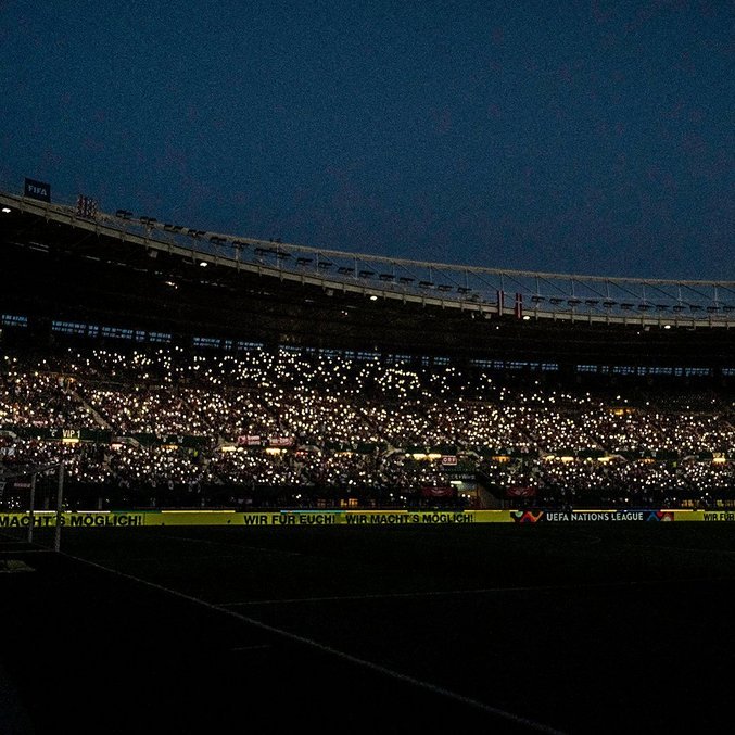 O Happel sem energia, iluminado pelos celulares