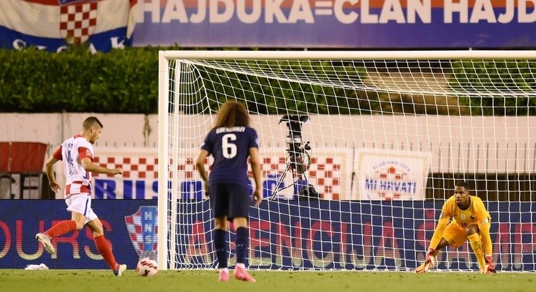 O gol da Croácia, no penal convertido por Kramaric