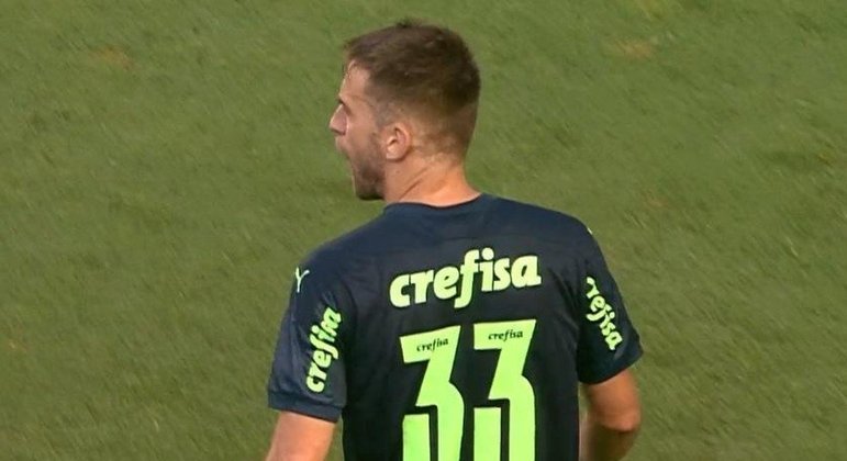 Gafes em camisas: no Palmeiras, o sobrenome do zagueiro Alan Empereur acabou virando Emperuer.