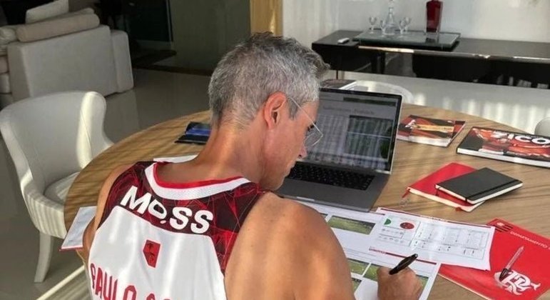 Não são só jogadores! Paulo Sousa, ex-técnico do Flamengo, foi presenteado com uma camisa de basquete do rubro-negro em que trocaram o 