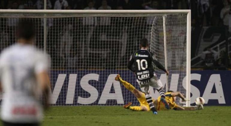 No jogo de volta das quartas de final da Libertadores, Cássio protagonizou um dos momentos emblemáticos da primeira, e até então única, conquista continental do Corinthians, quando cresceu cara a cara com Diego Souza, então no Vasco, e fez uma defesa impressionante. O Timão venceu o time carioca por 1 a 0, no Pacamebu, e avançou às semifinais da competição.