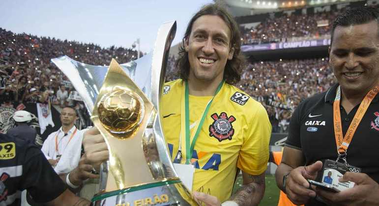 Já estabelecido na meta corintiana e amado pela Fiel, Cássio foi um dos pilares do Corinthians no título brasileiro de 2015, seu primeiro na carreira. Ele levou o prêmio Craque do Brasileirão como melhor goleiro.