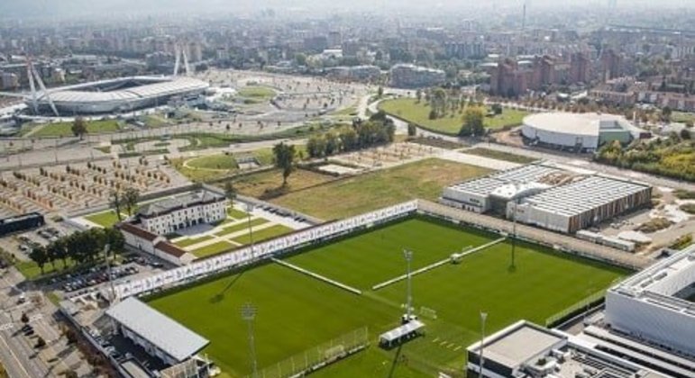 Inaugurado em 2018, o Juventus Training Center Continassa tem uma área total de 58,9 mil metros quadrados, dos quais cerca de 37 mil são destinados aos campos de futebol.