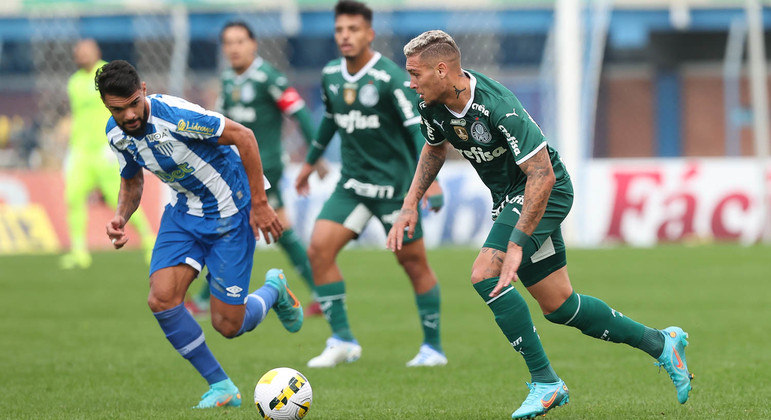 Rafael Navarro mostrou o porquê de o Palmeiras contratar dois novos atacantes. Perdeu gol inacreditável