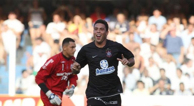  2009 – Ronaldo, o Fenômeno, fez a história acontecer na Vila Belmiro, no jogo de ida da final do Paulistão de 2009, marcando dois gols, sendo o segundo uma pintura de cobertura sobre Fábio Costa. Na volta, um empate em 1 a 1, no Pacaembu, garantiu o título corintiano. 