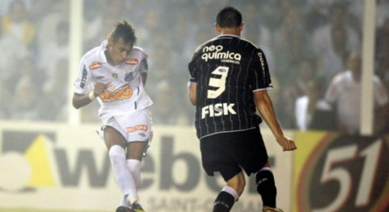 2011 – Foi o segundo título paulista consecutivo do Santos com a ‘Geração Neymar’. E o menino da Vila marcou o segundo gol santista na vitória por 2 a 1, na Vila, na partida que sacramentou a conquista. O primeiro jogo, no Pacaembu, havia terminado empatado sem gols. 