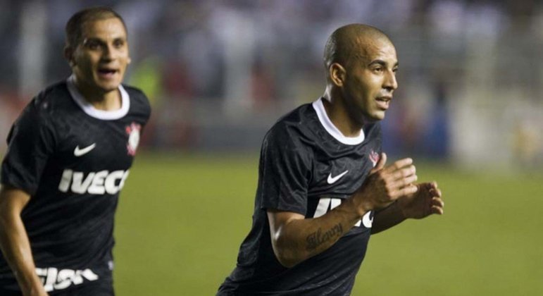 2012 – Pela semifinal da Libertadores, o Corinthians passou pelo Santos no penúltimo passo antes do inédito título continental. Com um golaço de Emerson Sheik, o Timão venceu por 1 a 0 o jogo de ida, na Vila Belmiro. Na volta, realizada no Pacaembu, Neymar abriu o placar para o Peixe, mas Danilo empatou para o Time do Povo. 