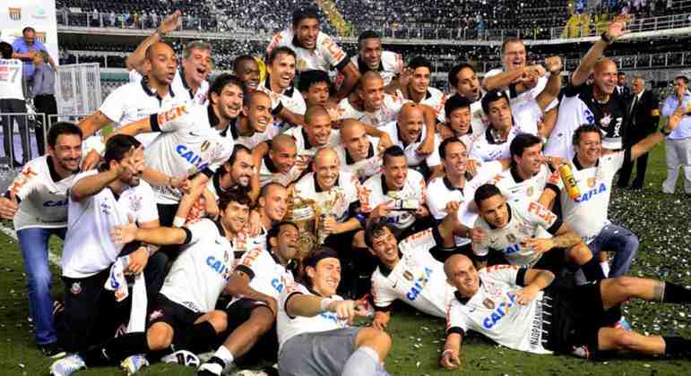 2013 – Após o Corinthians vencer o Santos na final do Paulistão em 2009 e perder em 2011, a prova dos nove aconteceu em 2013, com o Timão levando a melhor. A equipe do Parque São Jorge venceu por 2 a 1 o primeiro jogo, no estádio do Pacaembu, e empatou em 1 a 1 a volta, na Vila Belmiro, mesmo tendo saído atrás do placar. O meia Danilo fez o gol do título corintiano. 