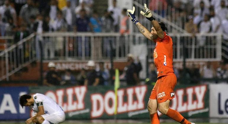 2019 – Em 2019, Corinthians e Santos se enfrentaram pela semifinal do Campeonato Paulista, e deu Timão. Após vencer o jogo de ida por 2 a 1, em Itaquera, o goleiro Cássio brilhou com grande atuação no jogo de volta e garantiu a classificação nos pênaltis após o clube do Parque São Jorge perder por 1 a 0 no tempo normal, no Pacaembu. Kaio Jorge e Victor Ferraz perderam os pênaltis santistas na disputa. 