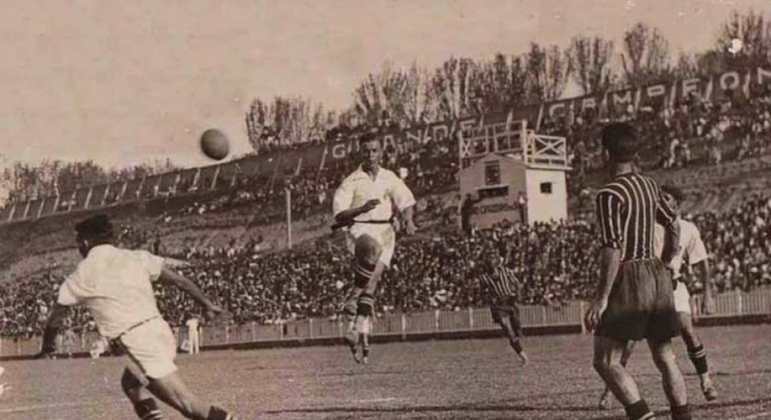 1935 – O Santos bateu o Corinthians em plena Fazendinha por 2 a 0 no jogo que valeu o título paulista de 1935. Raúl e Araken Patusca marcaram para o Peixe. 