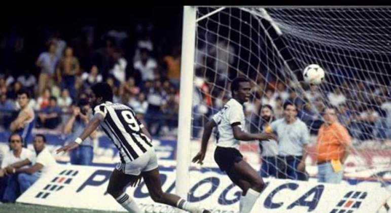 1984 – Um gol emblemático de Serginho Chulapa contra o Corinthians deu um título ao Santos depois de seis anos de jejum, sendo especial para uma torcida que ainda vivia com a cabeça no Rei Pelé, que havia deixado o Peixe sete anos antes. O gol também teve sabor especial por conta da derrota santista na final do Brasileirão do ano anterior, para o Flamengo de Zico e companhia. 