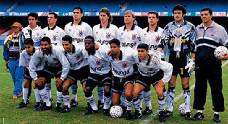 1994 – Em um jogo de muitos gols, o Timão venceu o Santos por 6 a 3 no jogo de ida da final da Copa Bandeirantes, torneio organizado pela FPF em 1994. O placar elástico encaminhou a conquista ao Corinthians, que confirmou o título empatando em 1 a 1 o jogo seguinte. Ambas as partidas foram realizadas no estádio do Morumbi. 