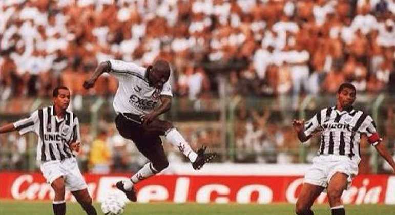  1998 – O gol de Rincón no Pacaembu deu a vaga ao Corinthians na final do Brasileirão de 1998, após o Peixe vencer o jogo de ida, na Vila Belmiro, e perder a volta no mesmo Paca. O empate no terceiro jogo deu a classificação ao Timão, que tinha a melhor campanha. O Time do Povo se sagrou campeão nacional naquele ano, ao vencer o Cruzeiro na final. 