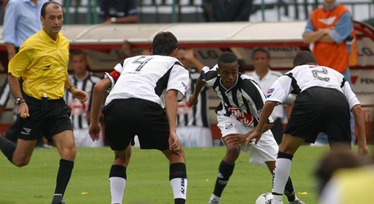  2002 – As oito pedaladas de Robinho para cima de Rogério no segundo jogo da final do Brasileirão de 2002 é cantada pela torcida do Santos até hoje. A vitória por 5 a 2 no agregado encerrou uma fila de 15 anos sem títulos do Alvinegro Praiano sobre o maior rival e imortalizou a geração dos Meninos da Vila. 