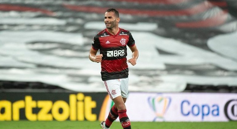  Thiago Maia - Após duas temporadas atuando no clube por empréstimo, Thiago Maia foi comprado em definitivo pelo Flamengo, junto ao Lille, da França, por R$ 24 milhões