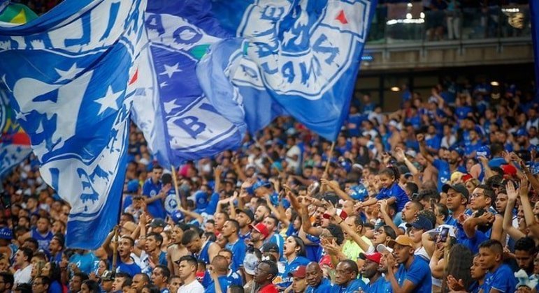 10º lugar: Cruzeiro - porcentagem de brasileiros que declararam torcida ao Cruzeiro em 2018: 4,5% - porcentagem de brasileiros que declararam torcida ao Cruzeiro em 2020: 3,0% - porcentagem de brasileiros que declararam torcida ao Cruzeiro em 2022: 2,8% - Média entre 1993 até 2022 - 3,4%