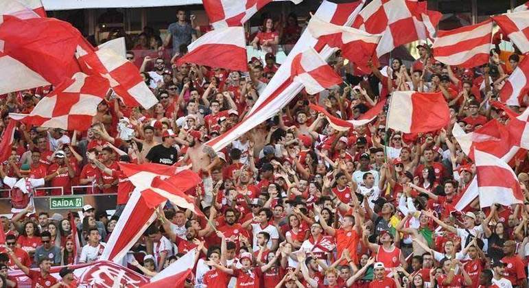 9º lugar: Internacional - porcentagem de brasileiros que declararam torcida ao Internacional em 2018: 3,1% - porcentagem de brasileiros que declararam torcida ao Internacional em 2020: 3,0% - porcentagem de brasileiros que declararam torcida ao Internacional em 2022: 2,9% - Média entre 1993 até 2022 - 2,6%