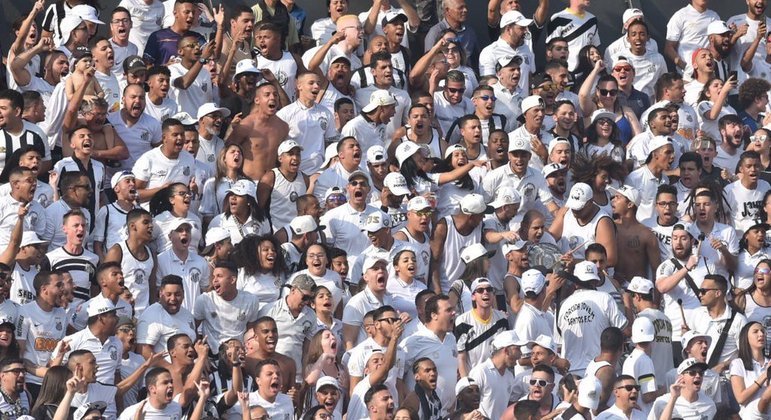 8º lugar: Santos - porcentagem de brasileiros que declararam torcida ao Santos em 2018: 3,2% - porcentagem de brasileiros que declararam torcida ao Santos em 2020: 2,9% - porcentagem de brasileiros que declararam torcida ao Santos em 2022: 3,3% - Média entre 1993 até 2022 - 2,7%