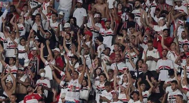 3º lugar: São Paulo - porcentagem de brasileiros que declararam torcida ao São Paulo em 2018: 10,9% - porcentagem de brasileiros que declararam torcida ao São Paulo em 2020: 11,2% - porcentagem de brasileiros que declararam torcida ao São Paulo em 2022: 11,5% - Média entre 1993 até 2022 - 7,8%