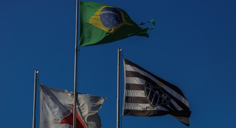 Bandeiras de Minas Gerais, Brasil e do Atlético-MG na entrada da Arena MRV.