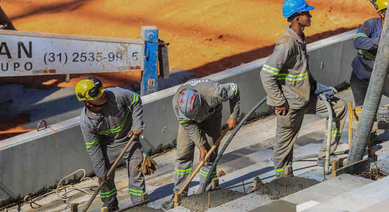 Homens trabalhando na construção da MRV.