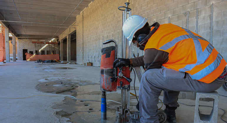 São cerca de 950 profissionais trabalhando diariamente nas obras, neste momento.